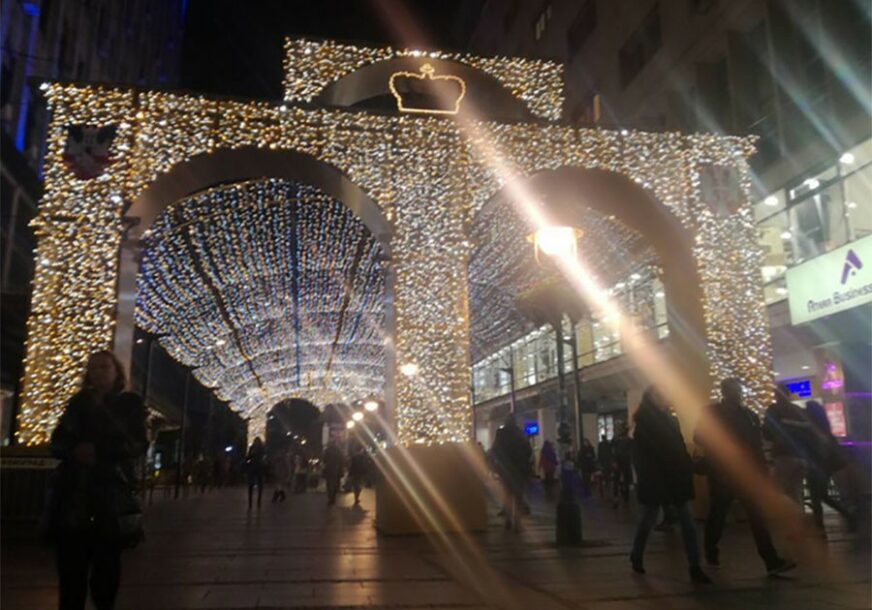 ZASIJAO BEOGRAD Na centralnim gradskim ulicama upaljena novogodišnja rasvjeta