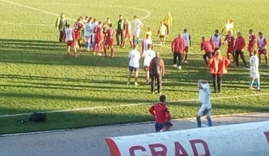 UŽASNA SCENA NA FUDBALSKOM TERENU Golman NOKAUTIRAO glavnog sudiju (VIDEO)