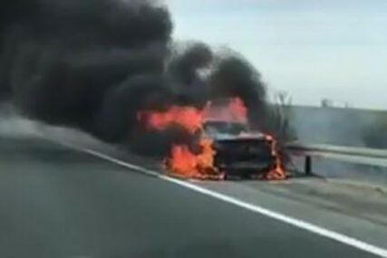 JEZIVO Vatra progutala "BMW" na autoputu (FOTO)