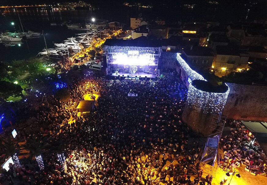 Za NAJLUĐU NOĆ u Budvi očekuju brojne turiste iz BiH: U novu godinu uz pjesme Dine Merlina i Halida Bešlića