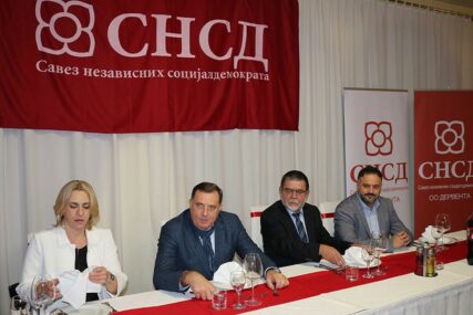 „DERVENTA JE VRATILA SJAJ KOJI IMA DANAS“ Dodik i Cvijanovićeva na proslavi izborne pobjede