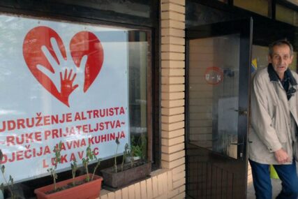 SRCEPARAJUĆA REALNOST Ispred dječje javne kuhinje u Lukavcu SVE DUŽI RED, podijeljeno 60.000 obroka