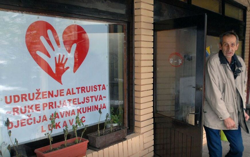 SRCEPARAJUĆA REALNOST Ispred dječje javne kuhinje u Lukavcu SVE DUŽI RED, podijeljeno 60.000 obroka