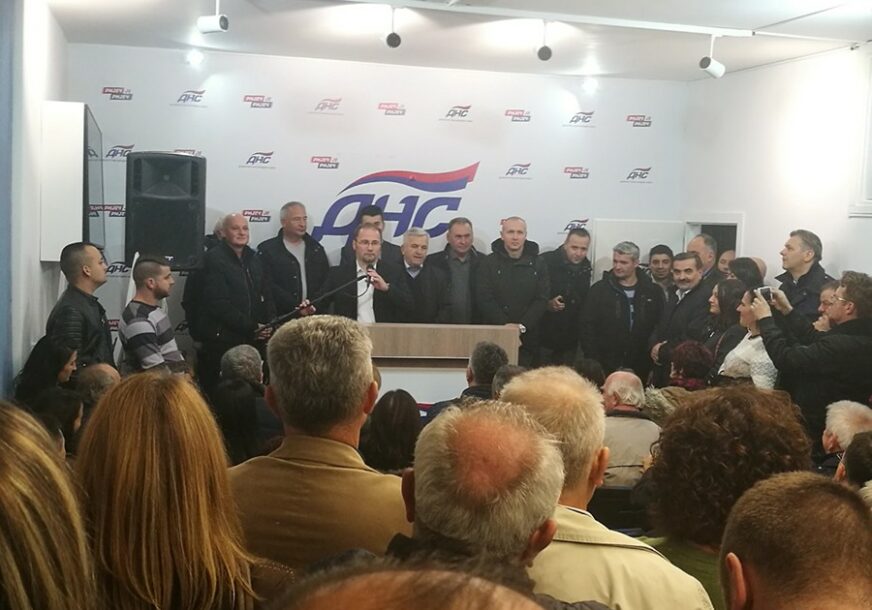 "ČUBRO, ČUBRO" Skup podrške predsjedniku Gradskog odbora DNS Banjaluka (VIDEO)