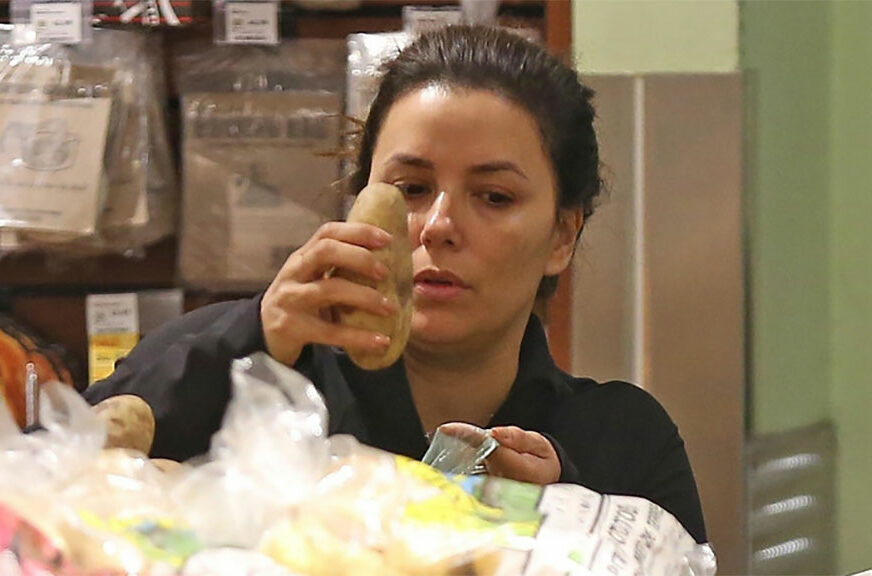 EVA LONGORIJA KAO DOMAĆICA Glumica u supermarketu bez trunke šminke i u TRENERCI (FOTO)