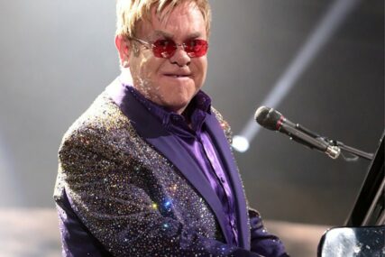 PAO NA KLAVIR I BRIZNUO U PLAČ Elton Džon prekinuo koncert (VIDEO)