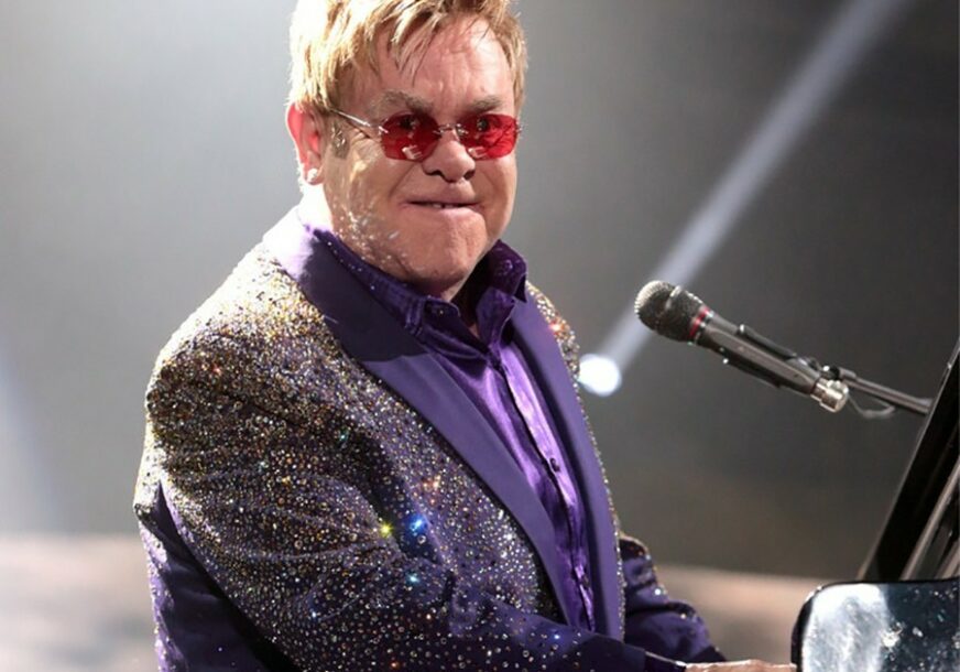 PAO NA KLAVIR I BRIZNUO U PLAČ Elton Džon prekinuo koncert (VIDEO)
