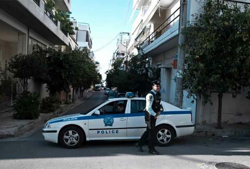 INCIDENT U GRČKOJ Muškarac sa nožem preskočio ogradu Ambasade Srbije