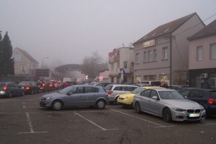 GUŽVE NA GRANICI SA HRVATSKOM Kolone u Gradiški i Kostajnici