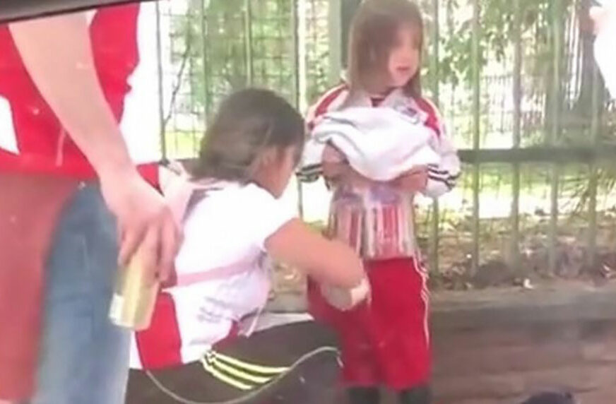 PREŠLA SVE GRANICE Policija uhapsila majku koja je DIJETE OPASALA BAKLJAMA pred Superklasiko (VIDEO)