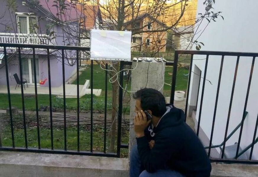 HUMAN GEST Mještanin postavio produžni kabl na ogradu da bi migranti mogli da pune telefone