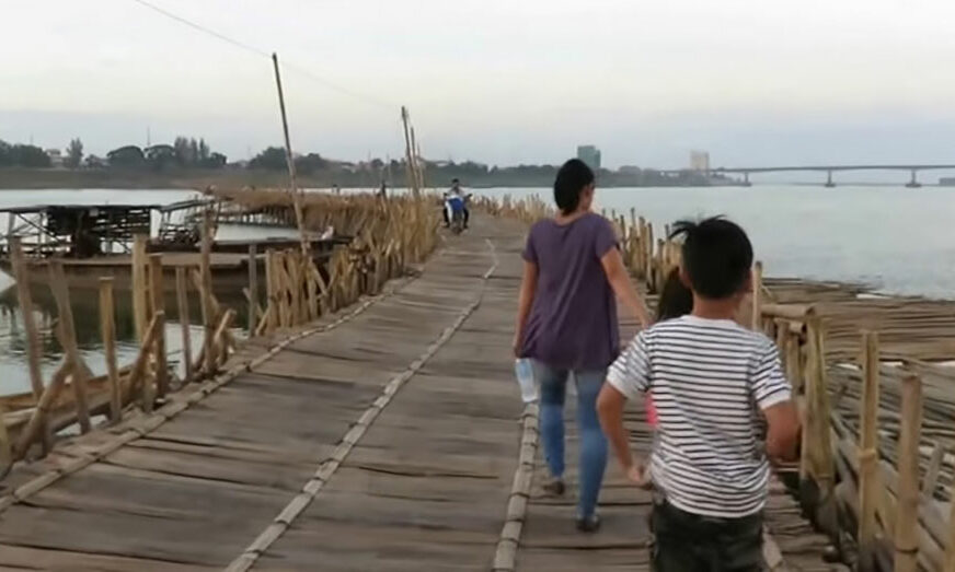 KAKO IM SE SAMO DA Stanovnici dijela Kambodže svake godine ručno GRADE I RASTAVLJAJU MOST (VIDEO)