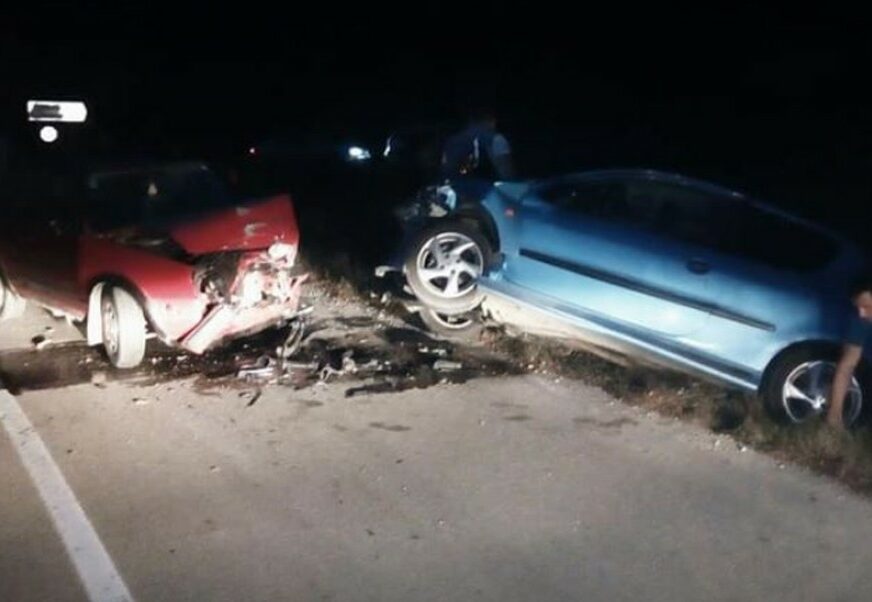 STRAVIČNA NESREĆA KOD KALESIJE Pet osoba povrijeđeno u sudaru dva automobila