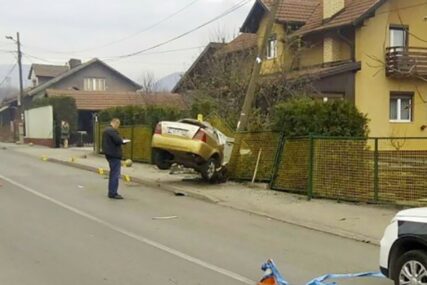 STRAVIČNA SAOBRAĆAJNA NESREĆA Mladić stradao zbog bizarnog razloga, auto potpuno smrskan
