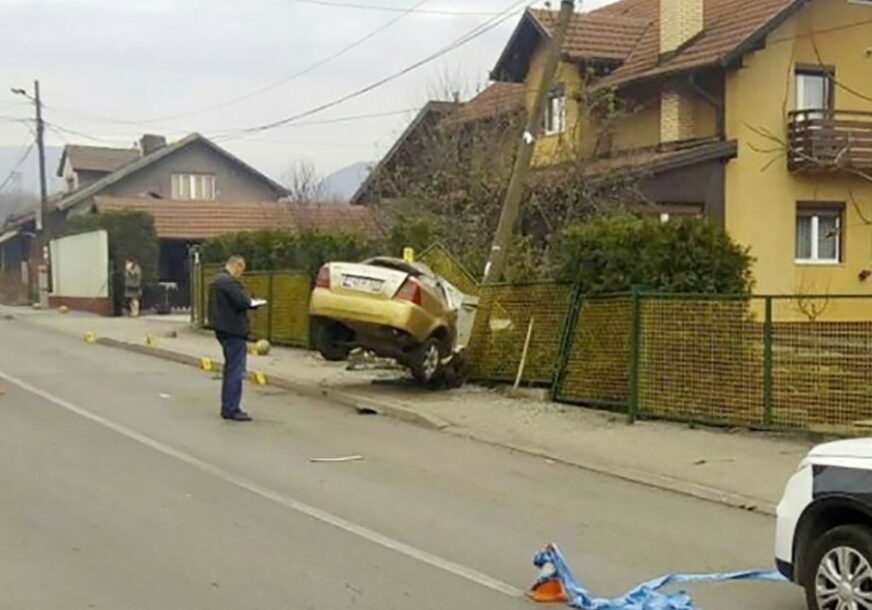 STRAVIČNA SAOBRAĆAJNA NESREĆA Mladić stradao zbog bizarnog razloga, auto potpuno smrskan