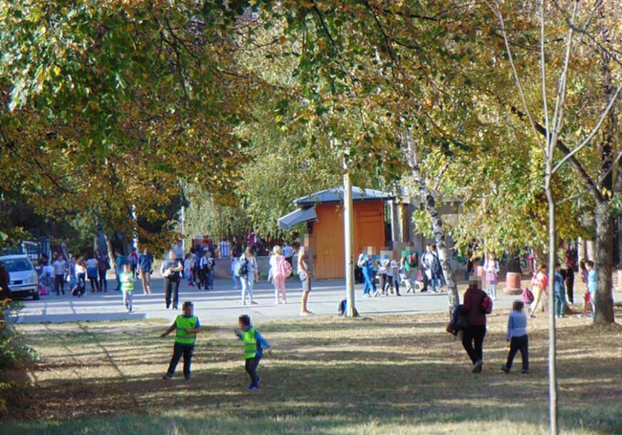"GDJE STE DJEVOJČICE" Jeziva scena u Nišu, pedofil onanisao u blizini OSNOVNE ŠKOLE, dobacivao djeci i njihovim majkama