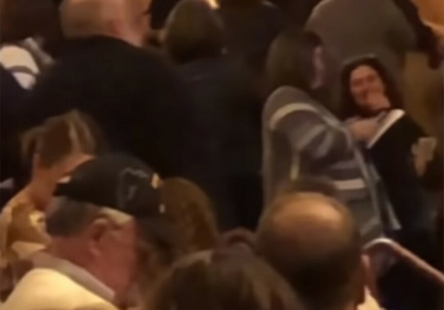 Muškarac u pozorištu vikao "HAJL HITLER! HAJL TRAMP!: Publika u panici počela da bježi sa predstave (VIDEO)