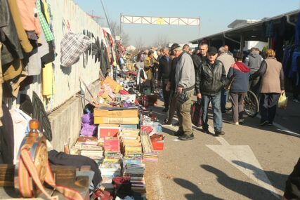 ZA SVAKOG PO NEŠTO Sunce izmamilo kupce na banjalučku pijacu, NEMA ČEGA NEMA (FOTO)