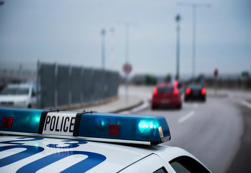 KOBNA POTJERA Mladići bježali od policije, zakucali se u drugi automobil, POGINULA DJEVOJČICA i tri odrasle osobe