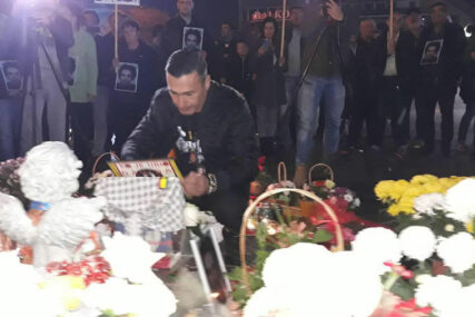 “SINE, DOĐI MI U SAN I RECI ŠTA DA URADIM” Davor Dragičević i večeras tražio PRAVDU ZA UBIJENOG DAVIDA