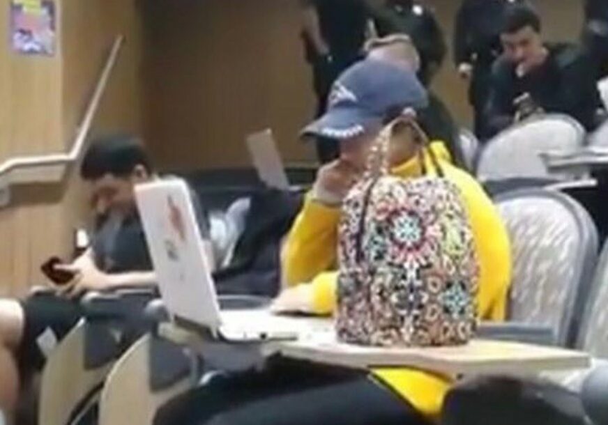 “ONA JE NEVASPITANA” Profesorka zvala policiju jer je studentkinja za vrijeme predavanja URADILA OVO (VIDEO)