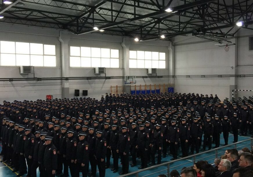 PROMOCIJA KADETA POLICIJE Lukač: Imate ovlaštenja i dužni ste da štite naše građane i kada niste u uniformi