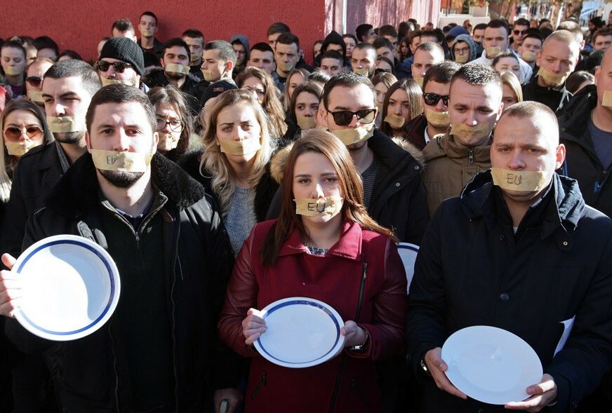 USTA ZALIJEPLJENA FLASTEROM Protest studenata u Kosovskoj Mitrovici: „Evropo, sa riječi na djela!“