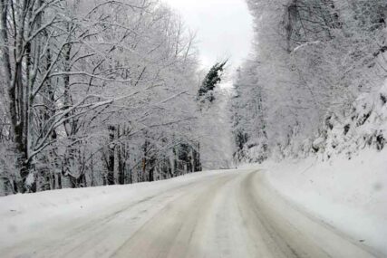MAKSIMALAN OPREZ Zbog snijega usporen saobraćaj u Sarajevsko-romanijskoj regiji