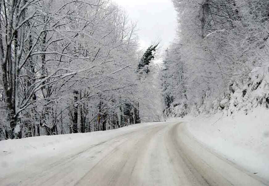 MAKSIMALAN OPREZ Zbog snijega usporen saobraćaj u Sarajevsko-romanijskoj regiji