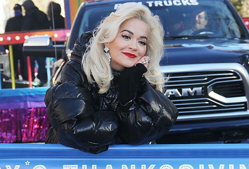 Rita Ora najstrašnije se izblamirala na koncertu u Njujorku (VIDEO)
