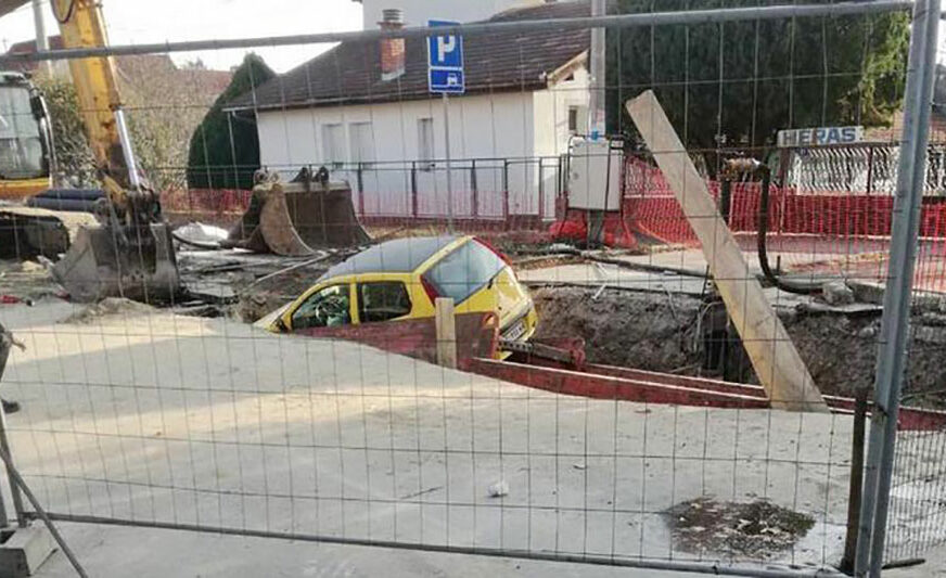 RUPA PROGUTALA AUTO Bager morao da izvlači "punto" iz kratera u Borči