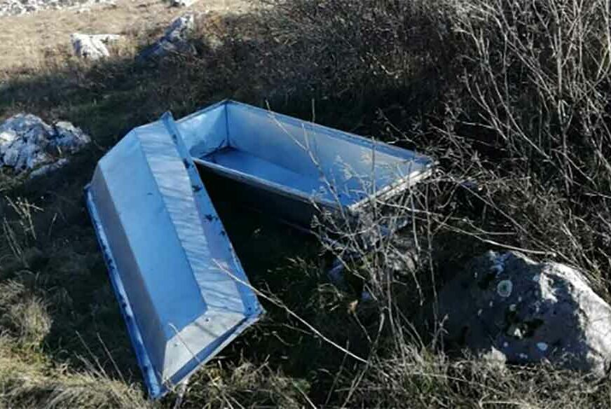 JEZIV PRIZOR KOD LIVNA Pored puta nađen mrtvački sanduk