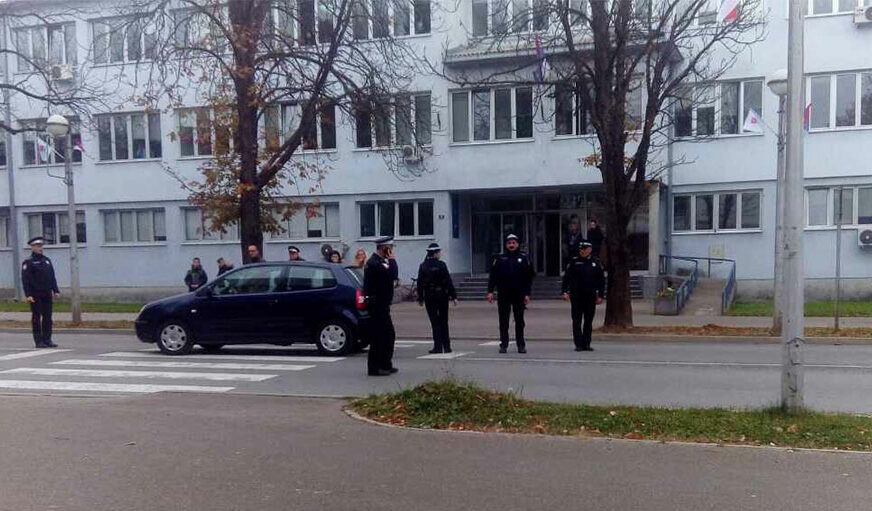 UDARIO ŽENU NA PJEŠAČKOM Saobraćajka ispred zgrade Policijske uprave Prijedor