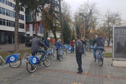 STRANCI NA BICIKLIMA UPOZNALI GRAD Slika Banjaluke u jesen putuje u svijet