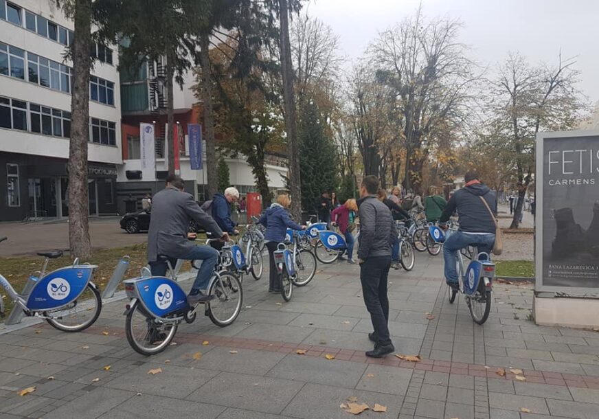 STRANCI NA BICIKLIMA UPOZNALI GRAD Slika Banjaluke u jesen putuje u svijet