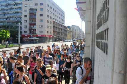 STUDENTI ZA GINISA Profesorka sa Geografskog Danijelu je oborila 14 puta, kolegu čak 27 i niko joj NIŠTA NE MOŽE