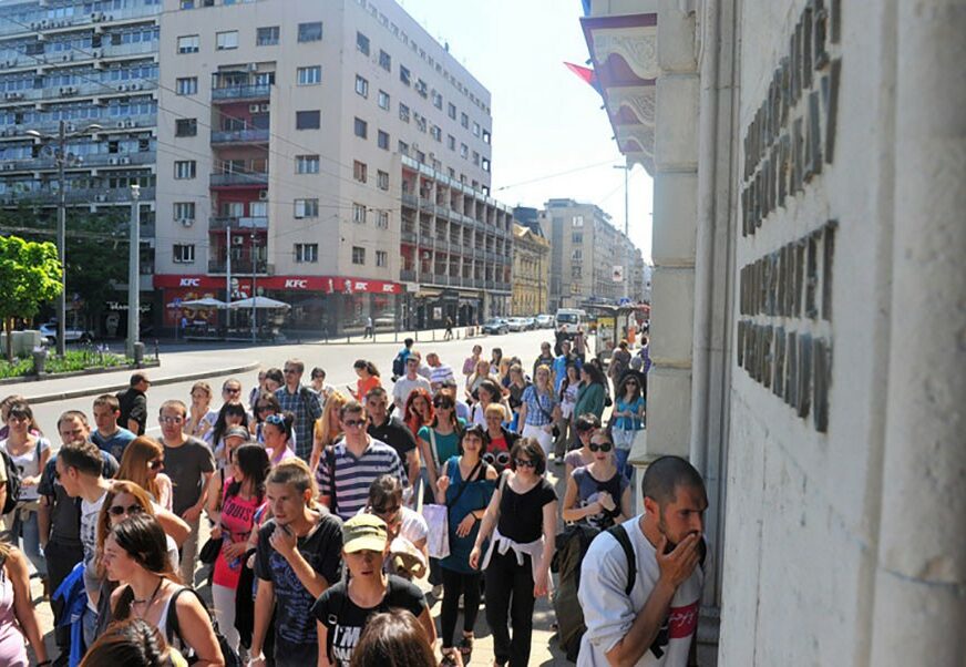 STUDENTI ZA GINISA Profesorka sa Geografskog Danijelu je oborila 14 puta, kolegu čak 27 i niko joj NIŠTA NE MOŽE