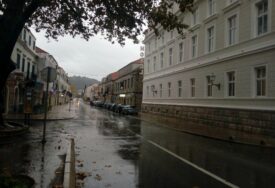 Vozači, budite na oprezu: Saobraćaj se odvija po klizavim i mokrim kolovozima
