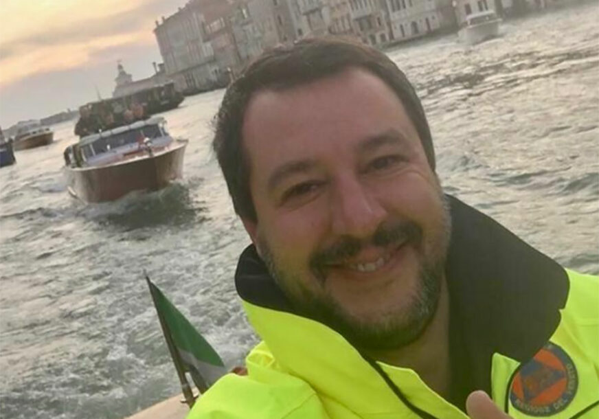 KRAJNJE NEPRIMJERENO Italijanski premijer objavio ovakav selfi iz poplavljene Venecije i nakon nevremena u kojem je poginulo 30 ljudi