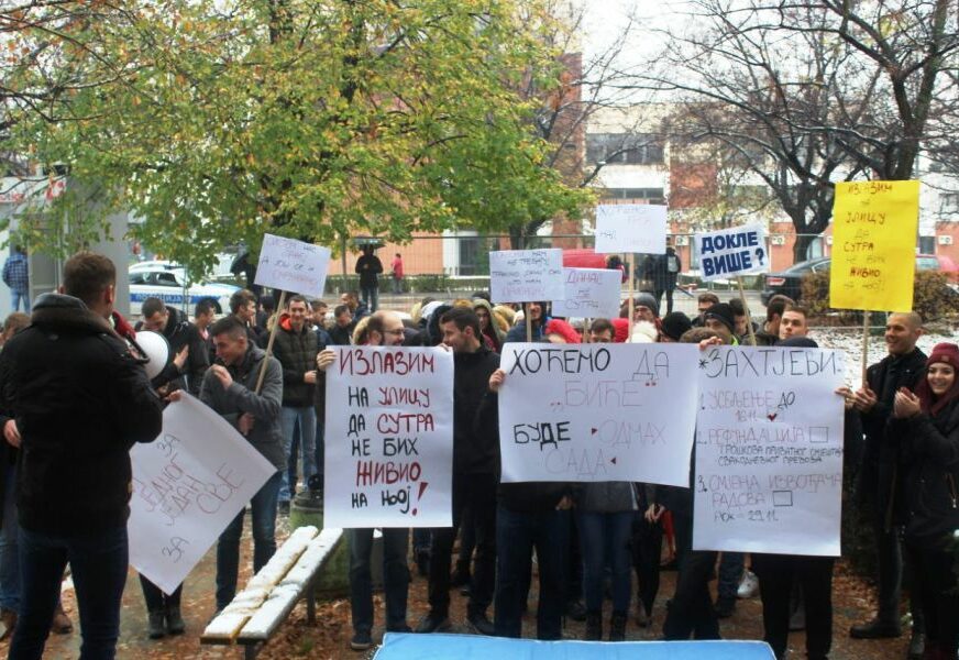 NOVI PROTEST BANJALUČKIH STUDENATA Ušli u nedovršeni paviljon i poručili: "Hoćemo da 'biće' bude sada"