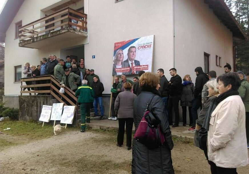 Radnici Šumskog gazdinstva "Klekovača-Potoci Istočni Drvar" protestuju zbog otkaza