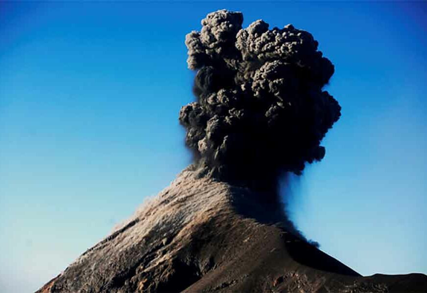 EKSPLOZIJE POČELE U ZORU Stotine ljudi evakuisane zbog erupcije vulkana