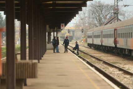 SMRT POD ČUDNIM OKOLNOSTIMA Voz ga usmrtio dok je spavao na pruzi, u blizini nađena prazna FLAŠA ŽESTOKOG PIĆA