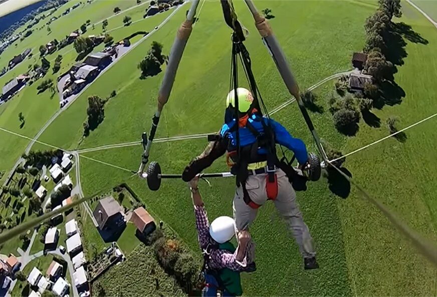 DRAMA U VAZDUHU Prvi let zmajem pamtiće dok je živ, a kako i ne bi kad je letio DRŽEĆI SE JEDNOM RUKOM (VIDEO)