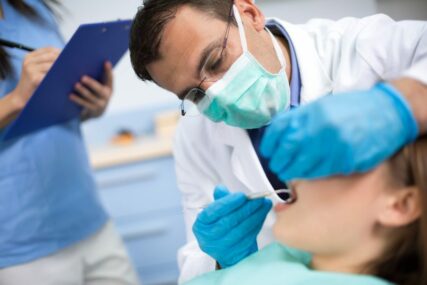 Popravljali i vadili zube, a nisu bili registrovani: Zapečaćena stomatološka ambulanta u Foči
