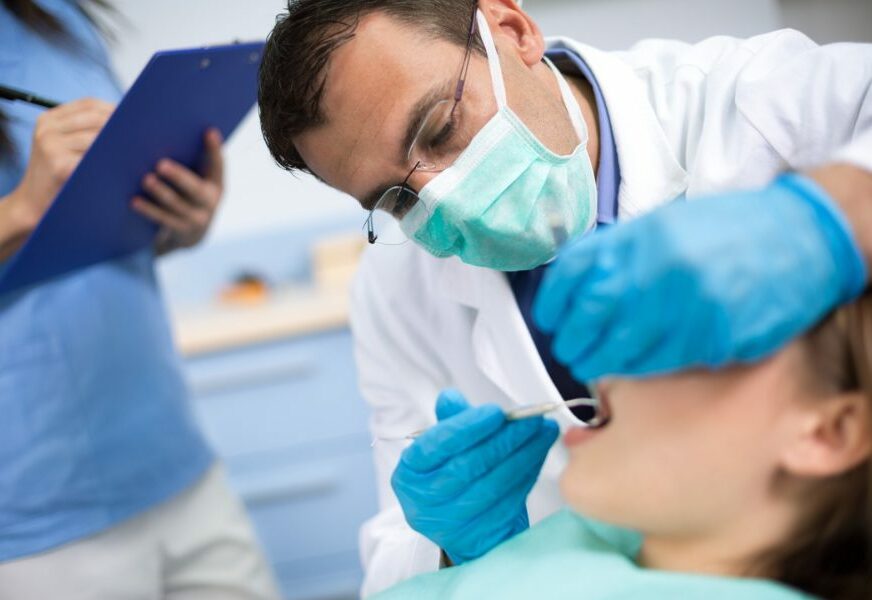 Popravljali i vadili zube, a nisu bili registrovani: Zapečaćena stomatološka ambulanta u Foči