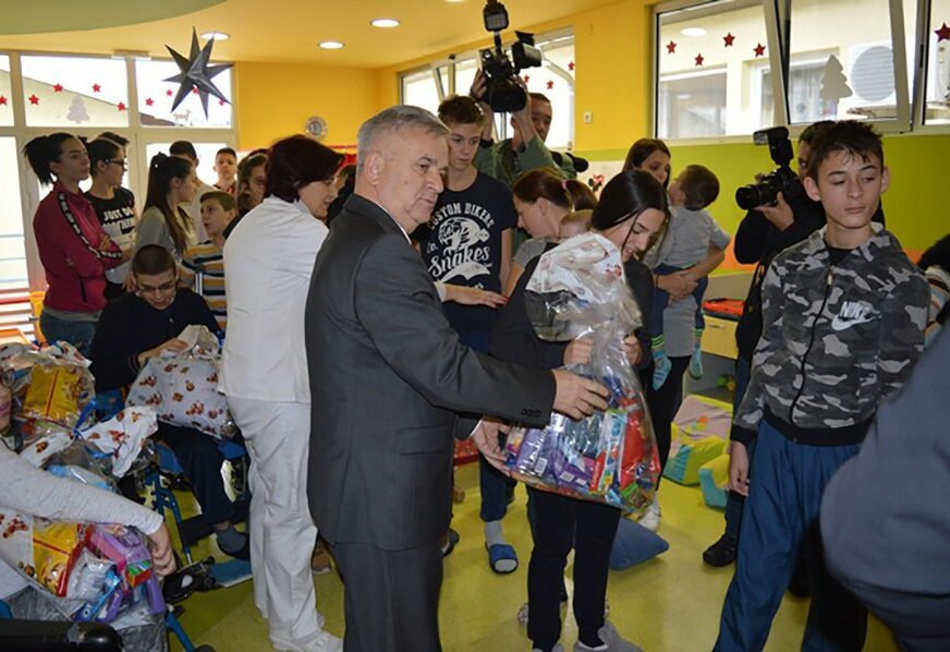 Čubrilović podijelio paketiće djeci u Zavodu "Dr Miroslav Zotović"