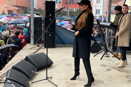 Ceca u Kosovskoj Mitrovici pjevala pred 10.000 ljudi i obećala da će se vratiti (FOTO)