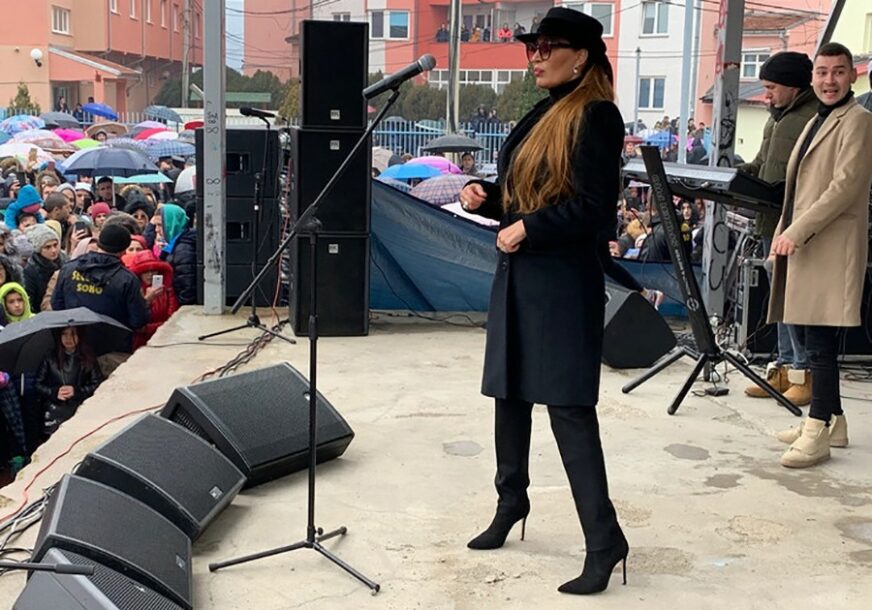 Ceca u Kosovskoj Mitrovici pjevala pred 10.000 ljudi i obećala da će se vratiti (FOTO)