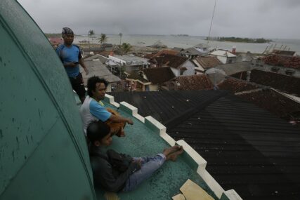 DRAMA U INDONEZIJI Evakuisani turisti zbog klizišta i zemljotresa